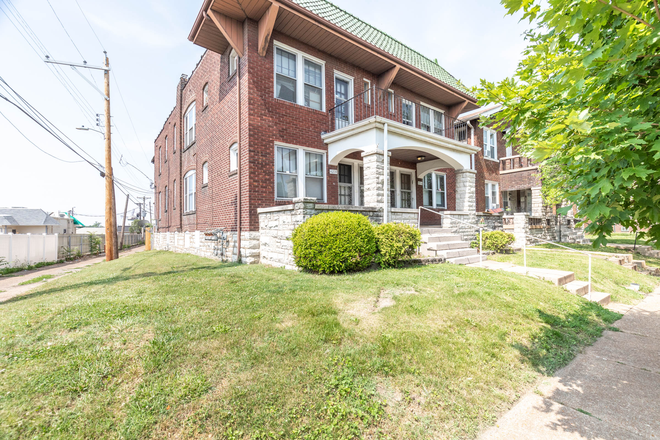 Outside street view - 4214 Neosho St, St. Louis, MO 63116 Apartments