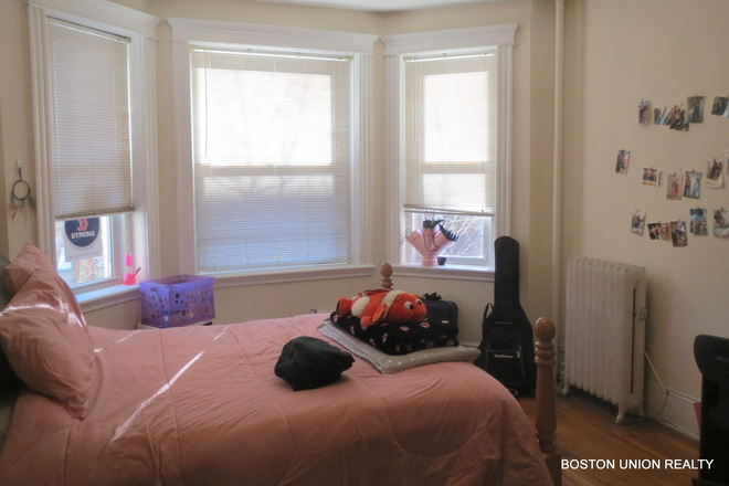 Call/text 602-317-9877 for a showing. - 9-1-26 / JUST REDUCED / 3BR FOR $3800 WITH NO BROKER FEE! / H&HW INCL / LOOK AT PICS!! Apartments