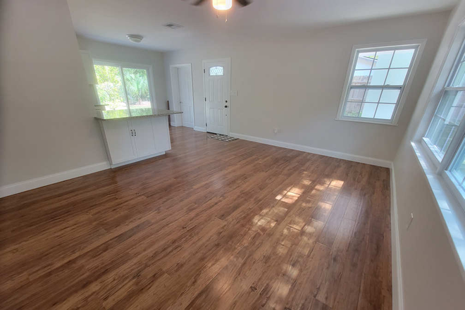 living and dinning room - Nicely 3 B/2b fully renovated house in quiet street close to shopping and bus lines for UF & SFe