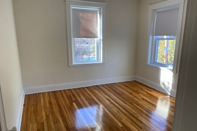 Hub Realty - Large 1 bedroom with laundry on site and parking available, in Brighton
