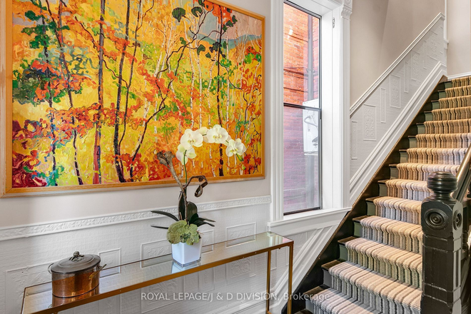Foyer - Fully furnished 1BR suite. All-inclusive + WiFi/Cable. Huge terrace. 1 block from U of T. Owners o Triplex