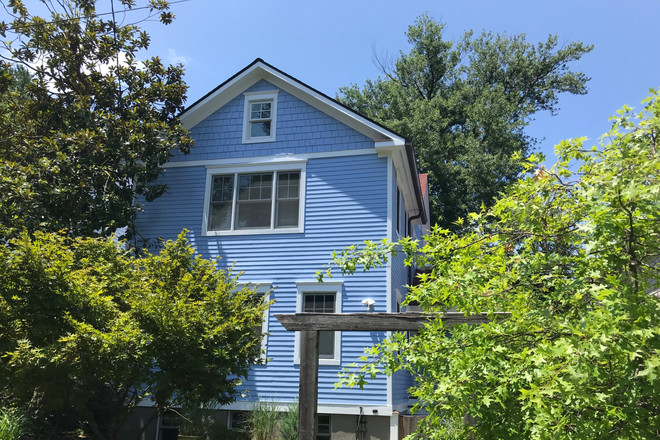 The house with the lower-level private unit - Spacious Private Living Space Walking Distance from AU House