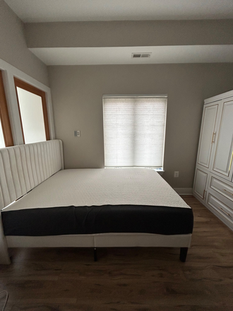 Open bedroom, bed, wardrobe and desk have the option to stay - Condo close to campus, available for a female Howard student