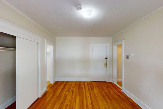 Hub Realty - Sunny parkview studio with renovated kitchen, in prime location Apartments