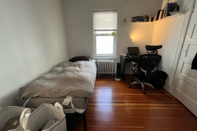 Bedroom - Furnished Summer Sublet near Davis Square - $900/month, Early Move-In Possible Apartments