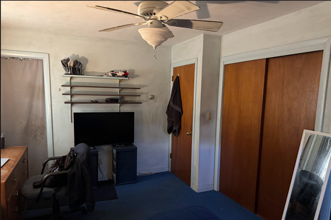 Bedroom (Bathroom to the left) - 10 minute walk to Campus (8 Eastwood Road) House