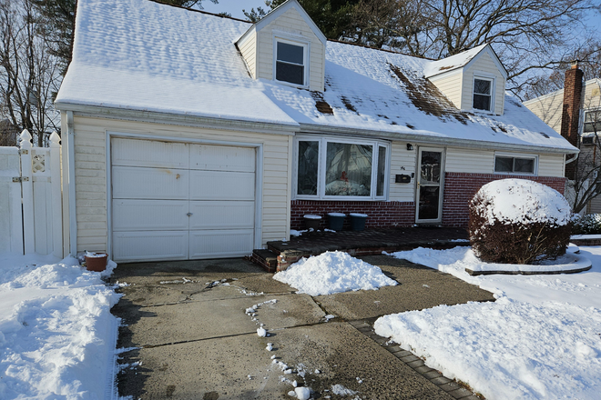 Front yard - 786 Summer Ave House
