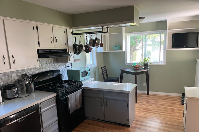 Kitchen - Bedroom for Rent - Free Wifi & Utilities.  Close to Campus.