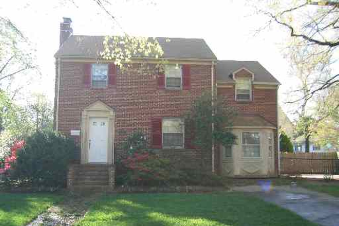 Front - 5 Bedroom House- Walking Distance to Campus/Downtown (Harvard Rd) Starting June 1, 2025