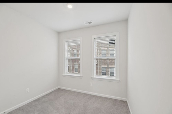 Third floor bedroom with shared bath - Still looking for housing? Bedroom available in all female townhome!