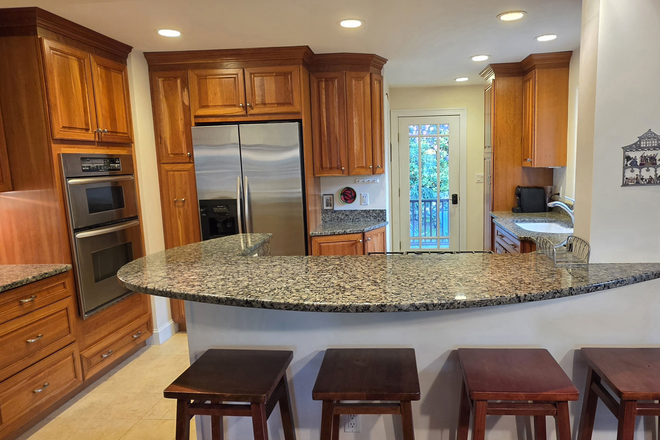 Bartop dining - 1Br Avail 6/7/26 & 1Br Avail 8/1/26 - 1 block to BC Law & BC Shuttle -Flex Lease - Quiet Home