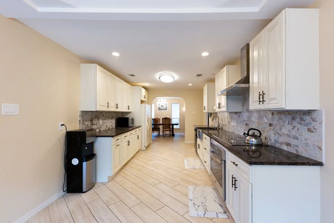 Kitchen - Huge 5 Bedroom House Minutes Away from UTD, perfect for Graduate Students, Staff, Faculty