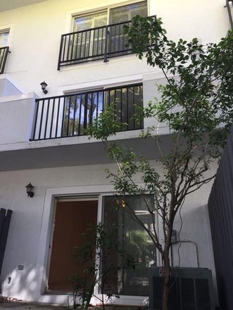 Top Room at tri-level townhome - Brickell Top Room Townhome 3 mi. to  UM/Miller