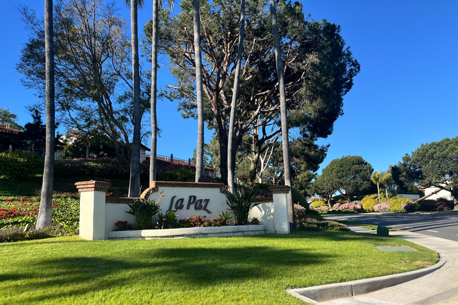 La Paz Community - La Jolla Village Dr. - Master Bedroom with En Suite Full Bathroom - Huge walk in closet. Very Close to CAMPUS!