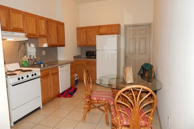 Kitchen - 1621 W Diamond St #1 Apartments