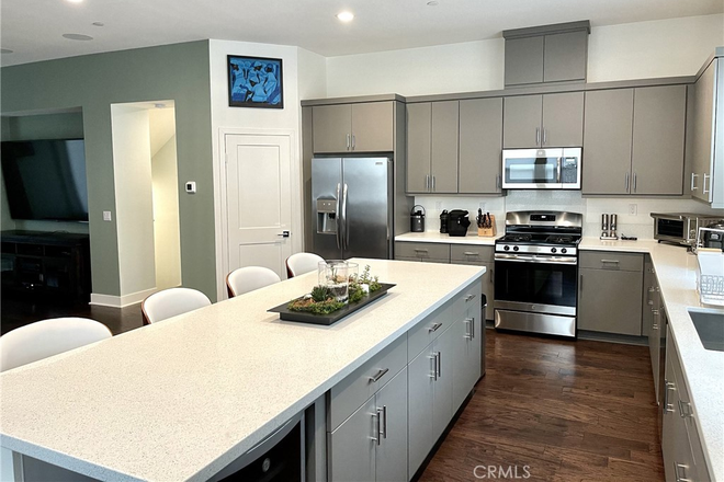 kitchen decor has been upgraded - 1 Room in New Townhome in Platinum Triangle, Anaheim (Shuttle to Chapman nearby)