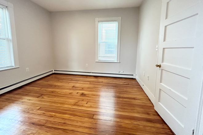 Bedroom - Room rental - Large 4 bed 1.5 bath on Maryland Street Apartments