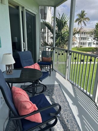 screened in patio - East Boca on AIA -Mins. from Beach -15mins to FAU -2bdrm/2bth Condo Fully furnished Excel Conditio
