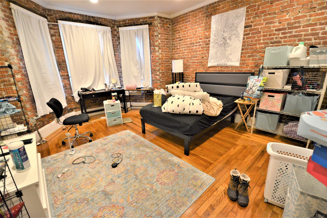 Bedroom - Rare 5 bedroom 1.5 Bath Close to Campus !! Apartments