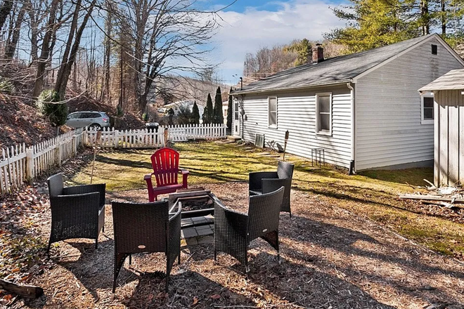 Backyard fire pit - Off-Campus House close to campus