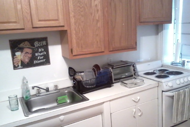 Hub Realty - Spacious one bedroom, ground level, parking available for rent Apartments