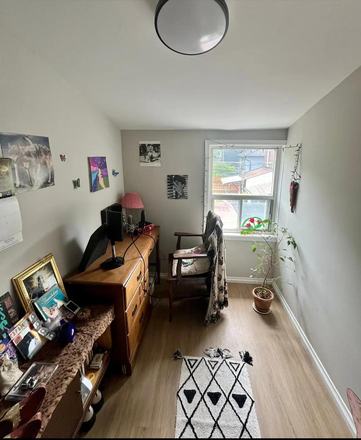 Den - Quiet cozy 1 Bdrm room for female Chester subway. laundry shared w 2 females, beautifu