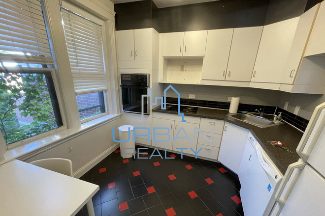 KITCHEN - Large and Spacious One Bedroom apartment in perfect location on corner of Comm Ave & South