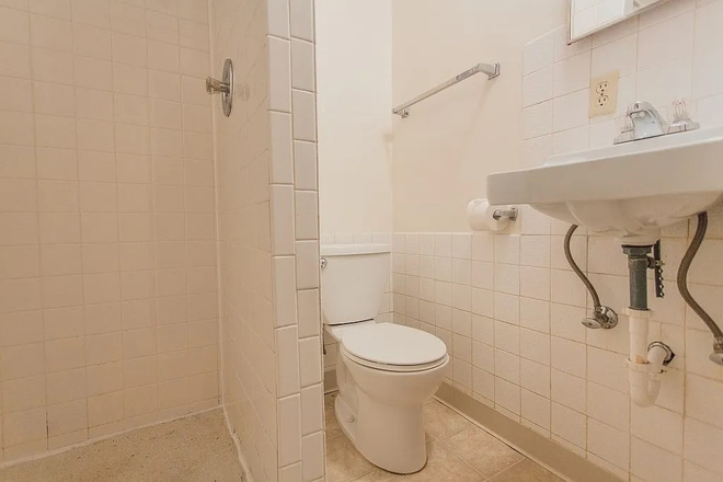 Bathroom - 1, 2, or 3 bedroom Spring 2026 sublease: Hill area
