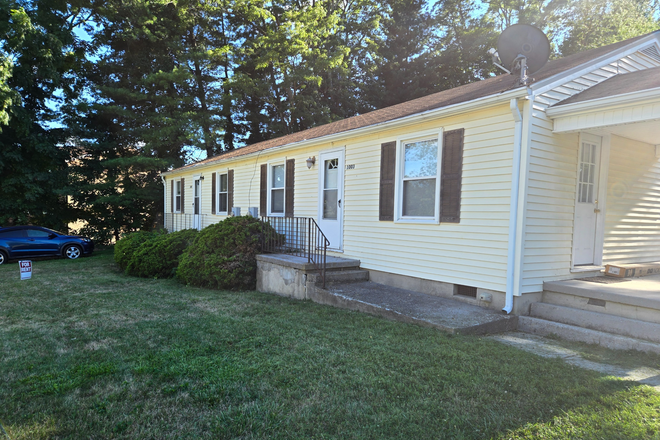 Front of Duplex - $1,300 / 2br - Duplex **walking distant to VT** (Blacksburg, VA) Rental