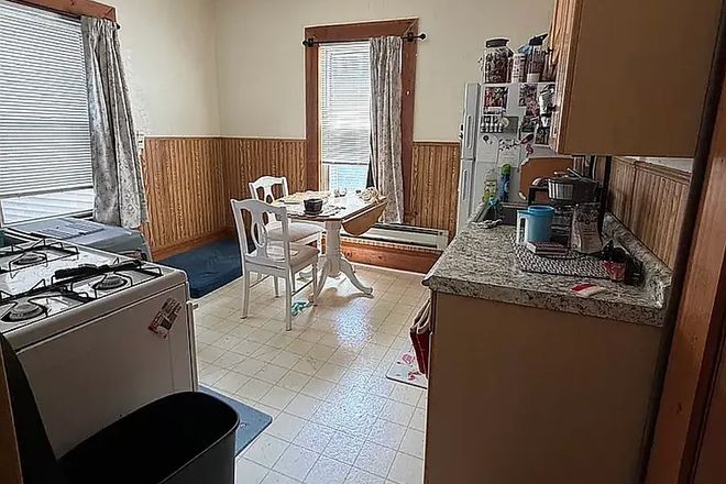 Kitchen - Sunlit apartment in beautiful neighborhood, pets welcome!