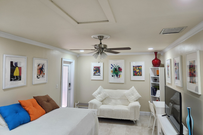 Photo - Immaculate/All Included/Super Fast  Internet/Streaming/Private Entrance & Parking>Terrace Dining Apartments