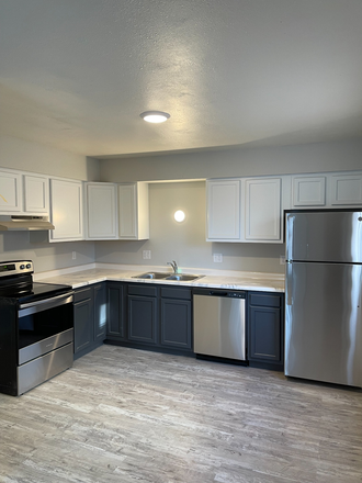 Three Bedroom Renovated - Renovated Two And Three Bedrooms On Johnson Apartments