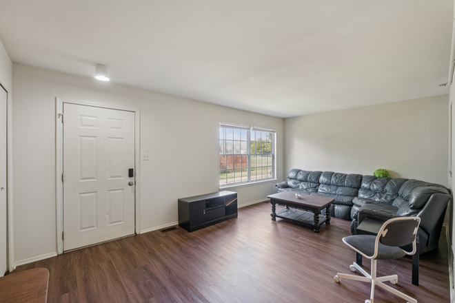 Living room - Townhouse walking Distance to UMD