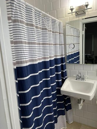 bathroom - Private bedroom with private bath close to campus