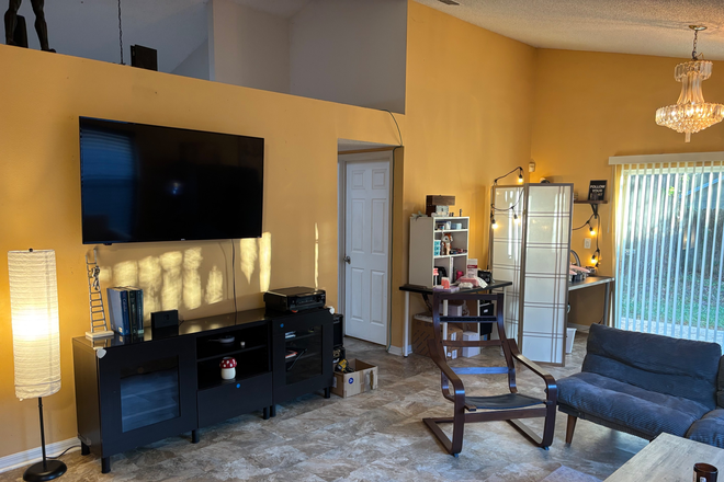 Living room - 3 Rooms Available Minutes from UCF - House