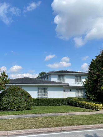 Front - Large 4 bedroom 2 bathroom duplex walking distance to campus