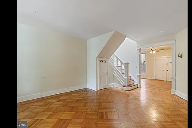 living room - 4 bed 2.5 bath close to campus Townhome