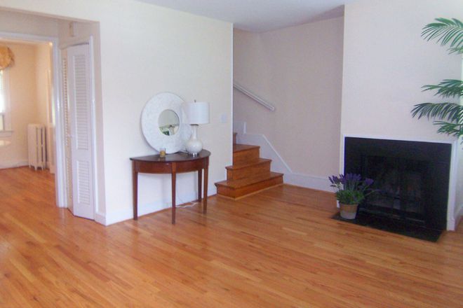 Family room - 2028-2029 term Newly Renovated Georgetown townhouse (Georgetown/GU/Burleith)