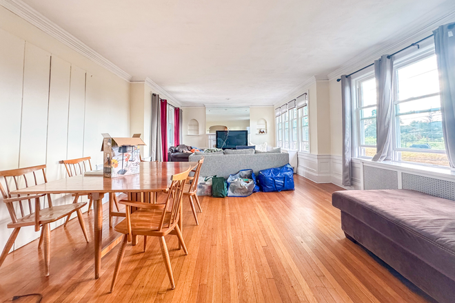 ... - 4 BED, SCREEN PORCH AND INCLUDED PARKING