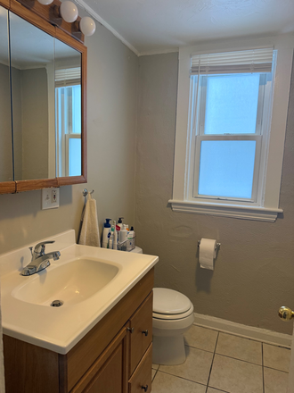 half bathroom🫧 - 166 Hillside St Apartments