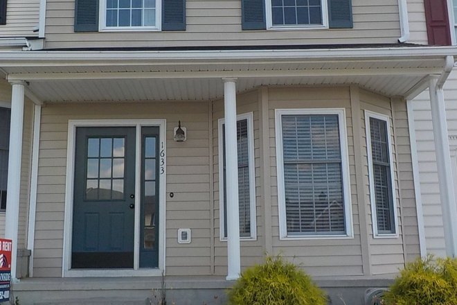  - 3 Bedroom 2.5 Bath Townhouse