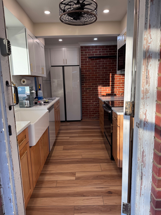 Kitchen - 1.5 Miles to GMU; 5 Miles to NOVA Annandale Campus House