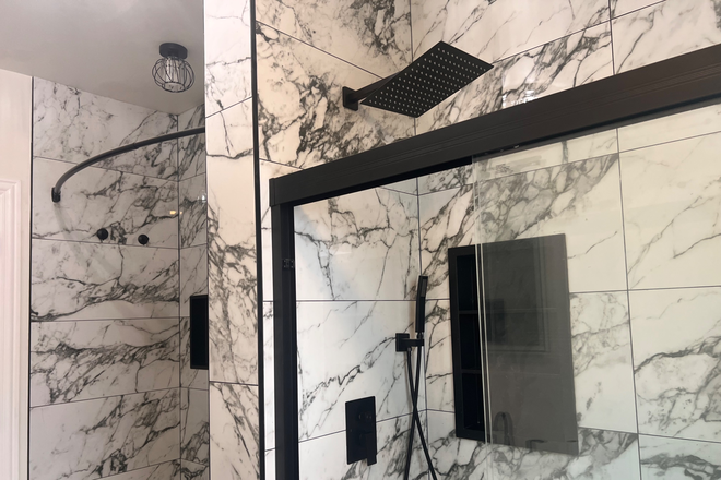 Standing shower - Jackson Apartments