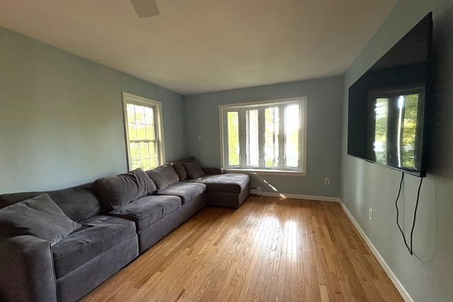 TV room - 4-bedroom house, 10 min from UConn, parking for multiple cars, washer/dryer, perfect for 4 stude