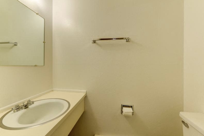 Half bathroom - University Townhomes