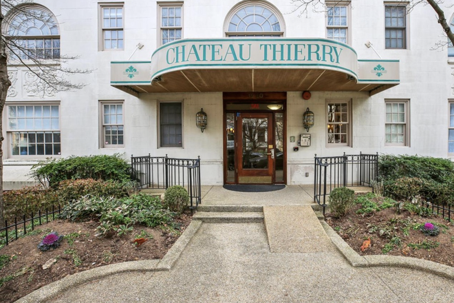Outside street view - Student condo at Chateau Thierry Condominium