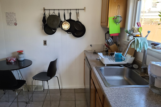 dine-in kitchen - 19 Hunting St Apartments
