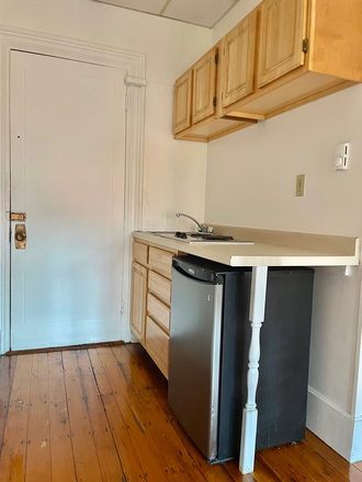 KITCHENETTE - NO BROKER FEE AND FREE RENT AT 272 NEWBURY ST. IN THE BACK BAY - AVAILABLE NOW! Apartments