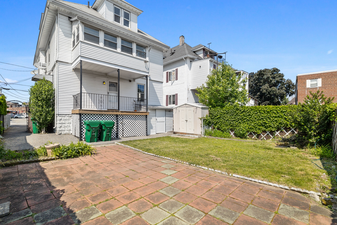 Call NOW for showings! 617-236-8600 - WINDSOR RD - *NO FEE* XL DUPLEX 7BR BY TUFTS FOR *6/1/2027* W/ 2 BATH, LNDRY IN BLDNG, AVAIL PRKNG Apartments