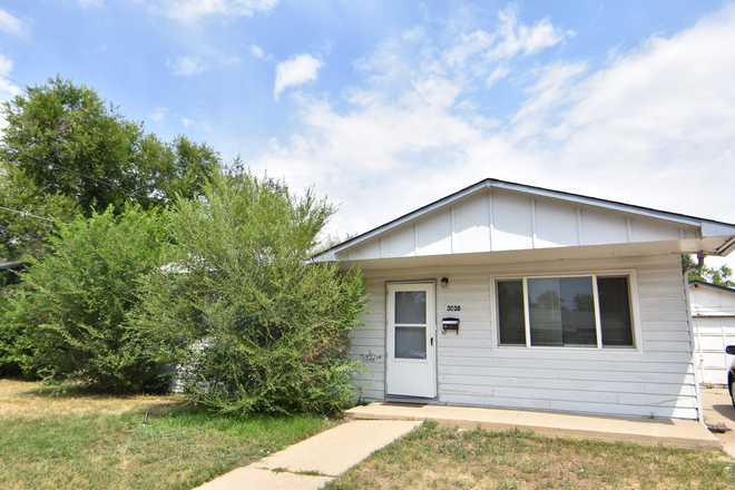 Outside Street View - Spring Semester - 1 Bedroom in House on Denton Avenue - Close to campus & Buses - In unit laundry